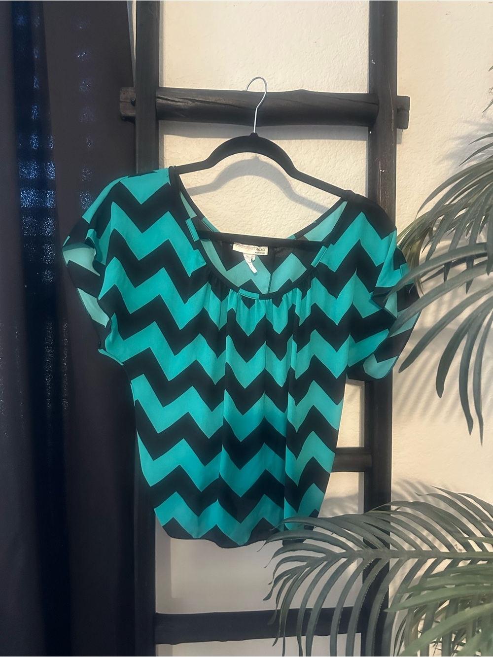 a'gaci Teal & Black Chevron Short Sleeve Blouse
